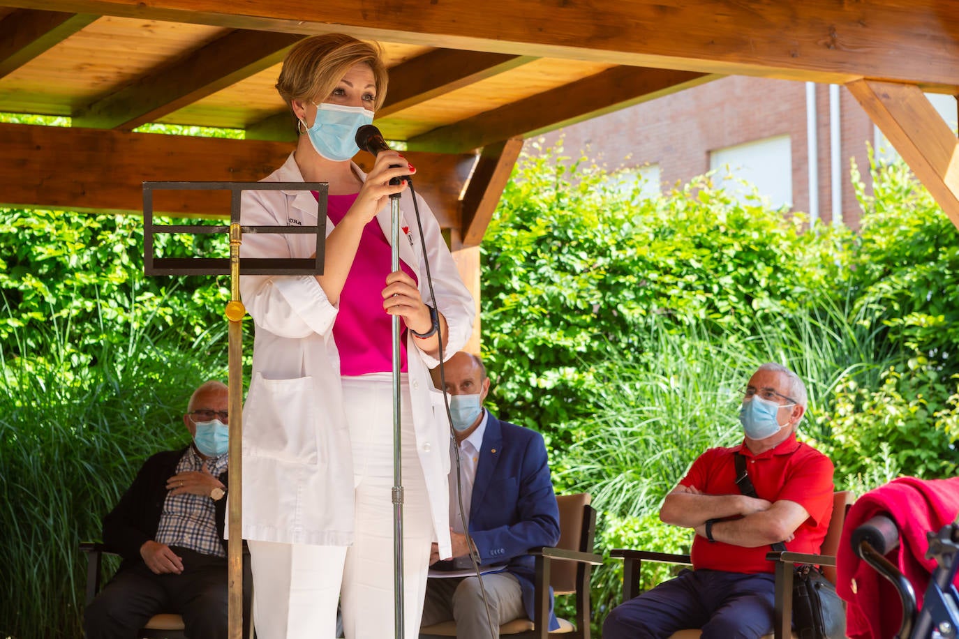 Fotos: Homenaje a los mayores del Rotary Club de Logroño en la Residencia Santa Justa