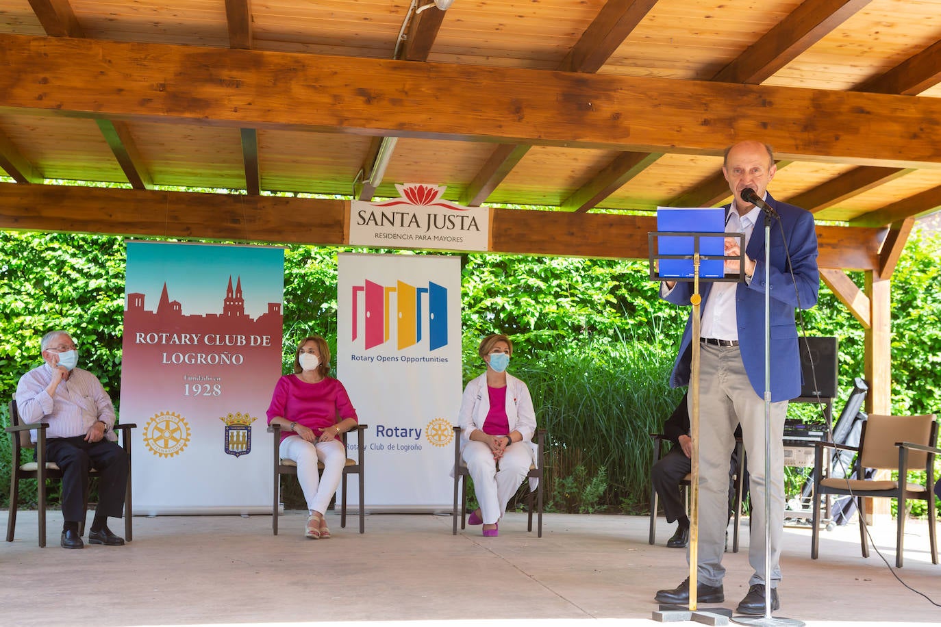 Fotos: Homenaje a los mayores del Rotary Club de Logroño en la Residencia Santa Justa