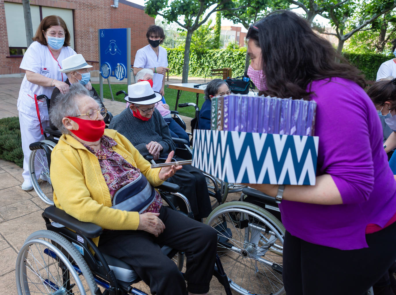 Fotos: Homenaje a los mayores del Rotary Club de Logroño en la Residencia Santa Justa