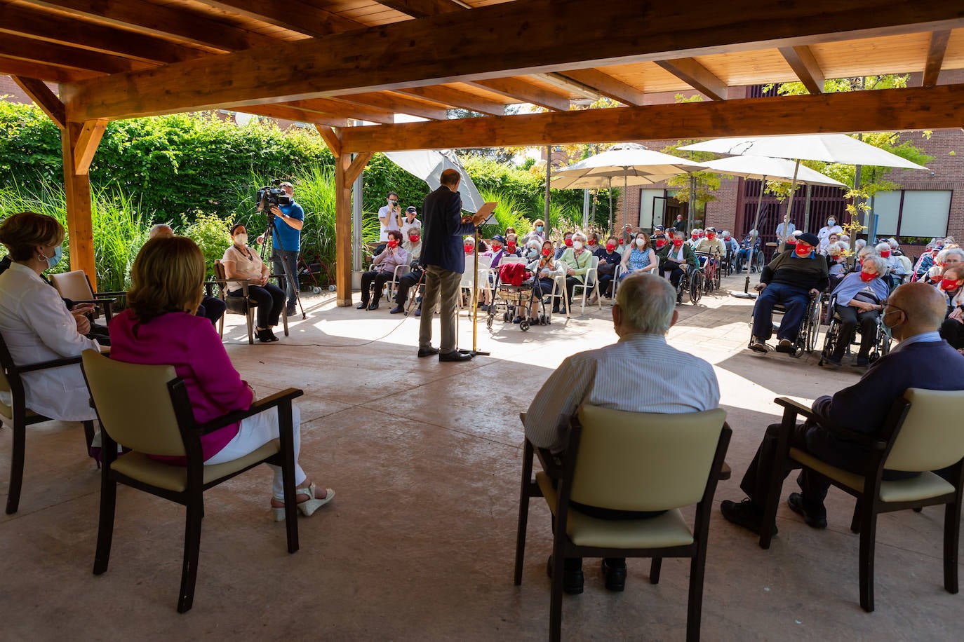 Fotos: Homenaje a los mayores del Rotary Club de Logroño en la Residencia Santa Justa