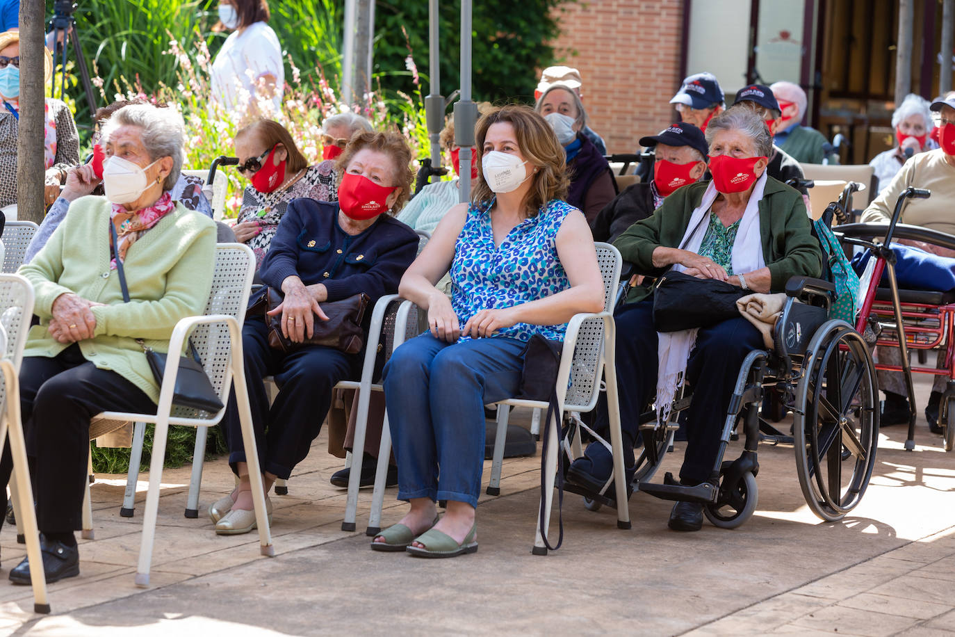 Fotos: Homenaje a los mayores del Rotary Club de Logroño en la Residencia Santa Justa