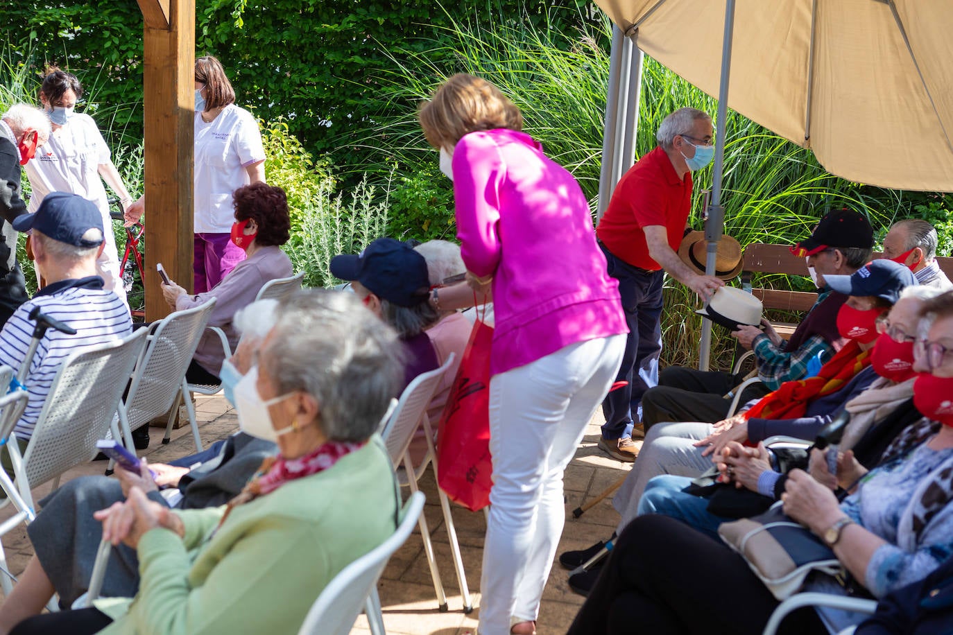 Fotos: Homenaje a los mayores del Rotary Club de Logroño en la Residencia Santa Justa