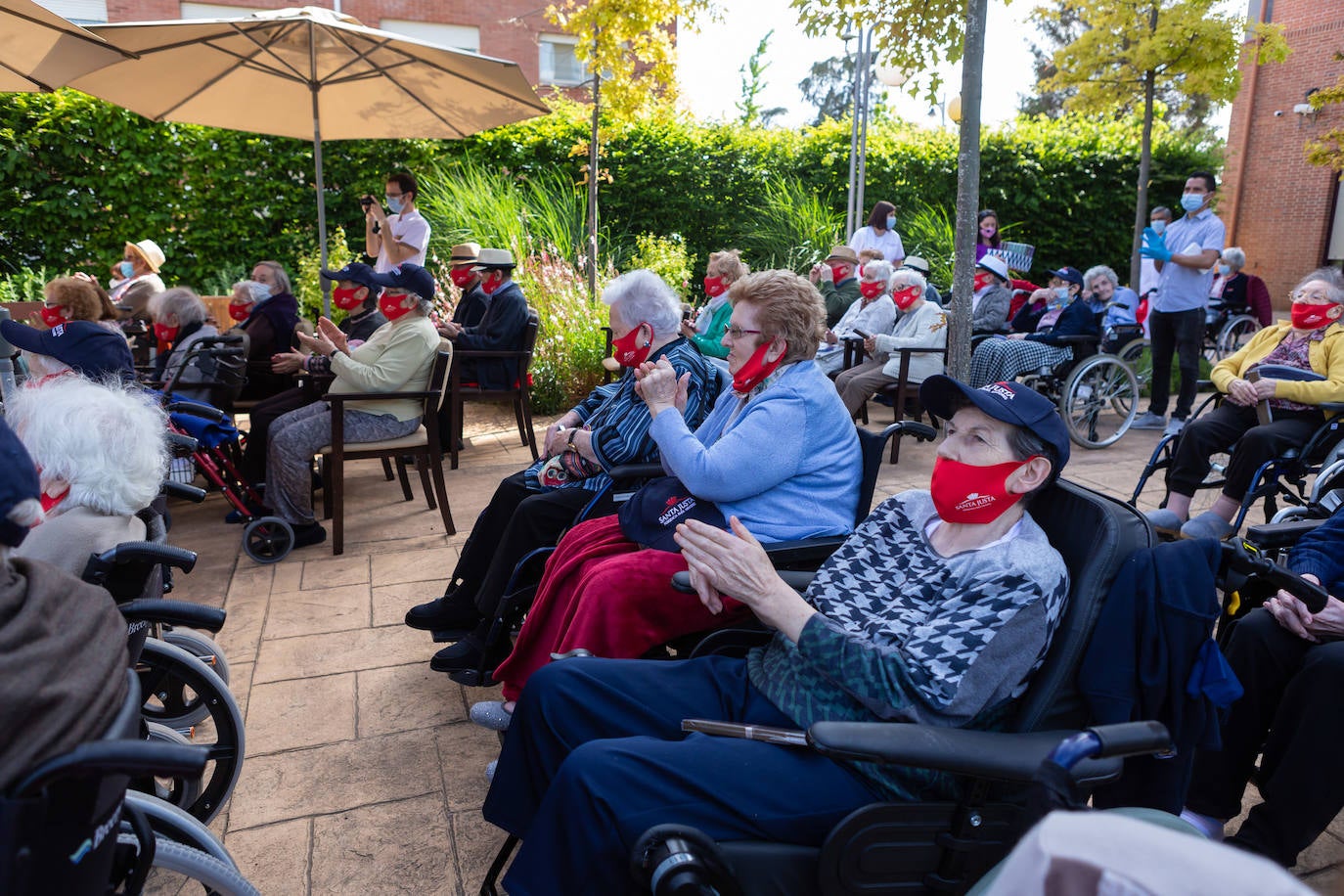 Fotos: Homenaje a los mayores del Rotary Club de Logroño en la Residencia Santa Justa