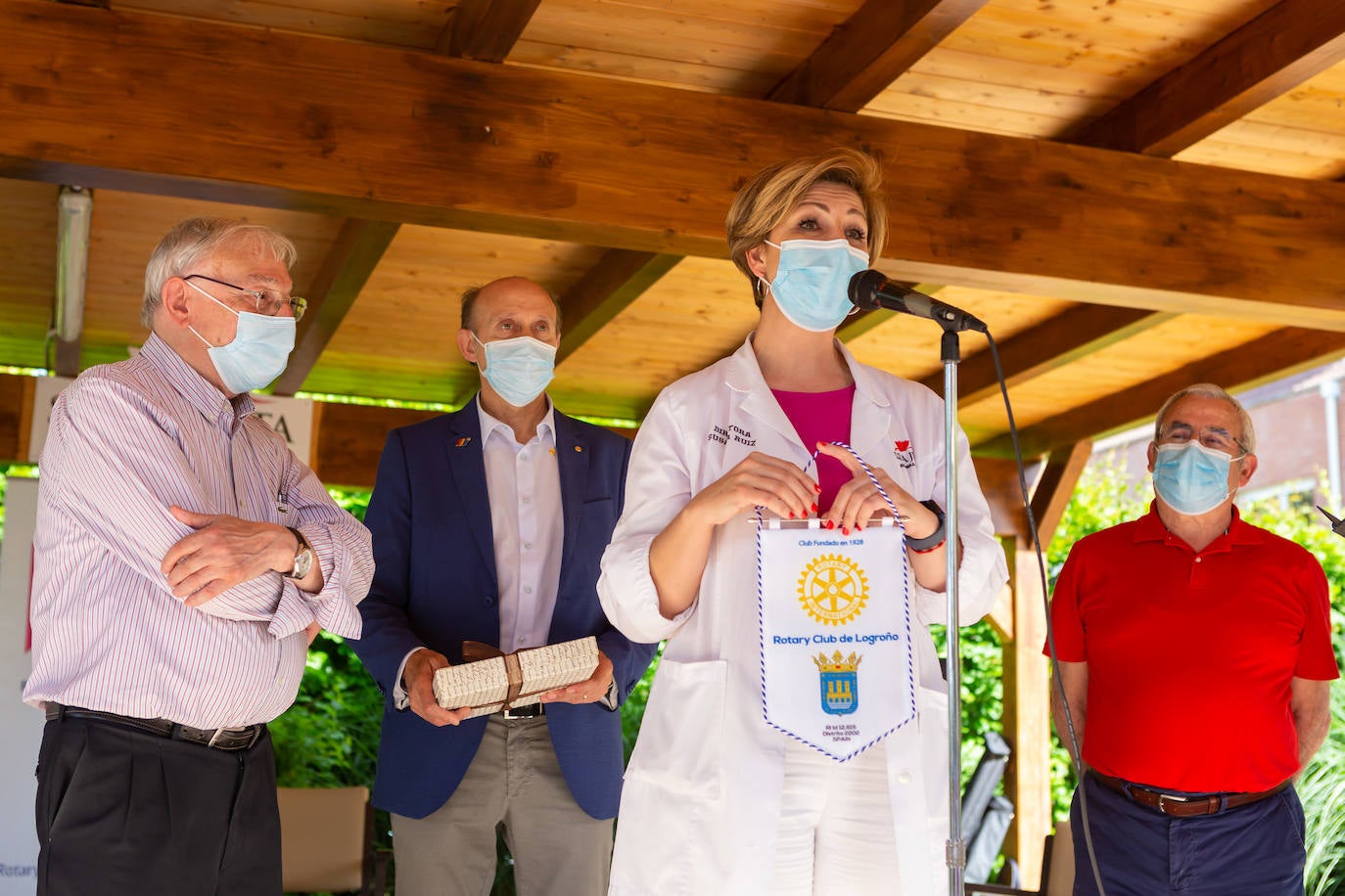 Fotos: Homenaje a los mayores del Rotary Club de Logroño en la Residencia Santa Justa