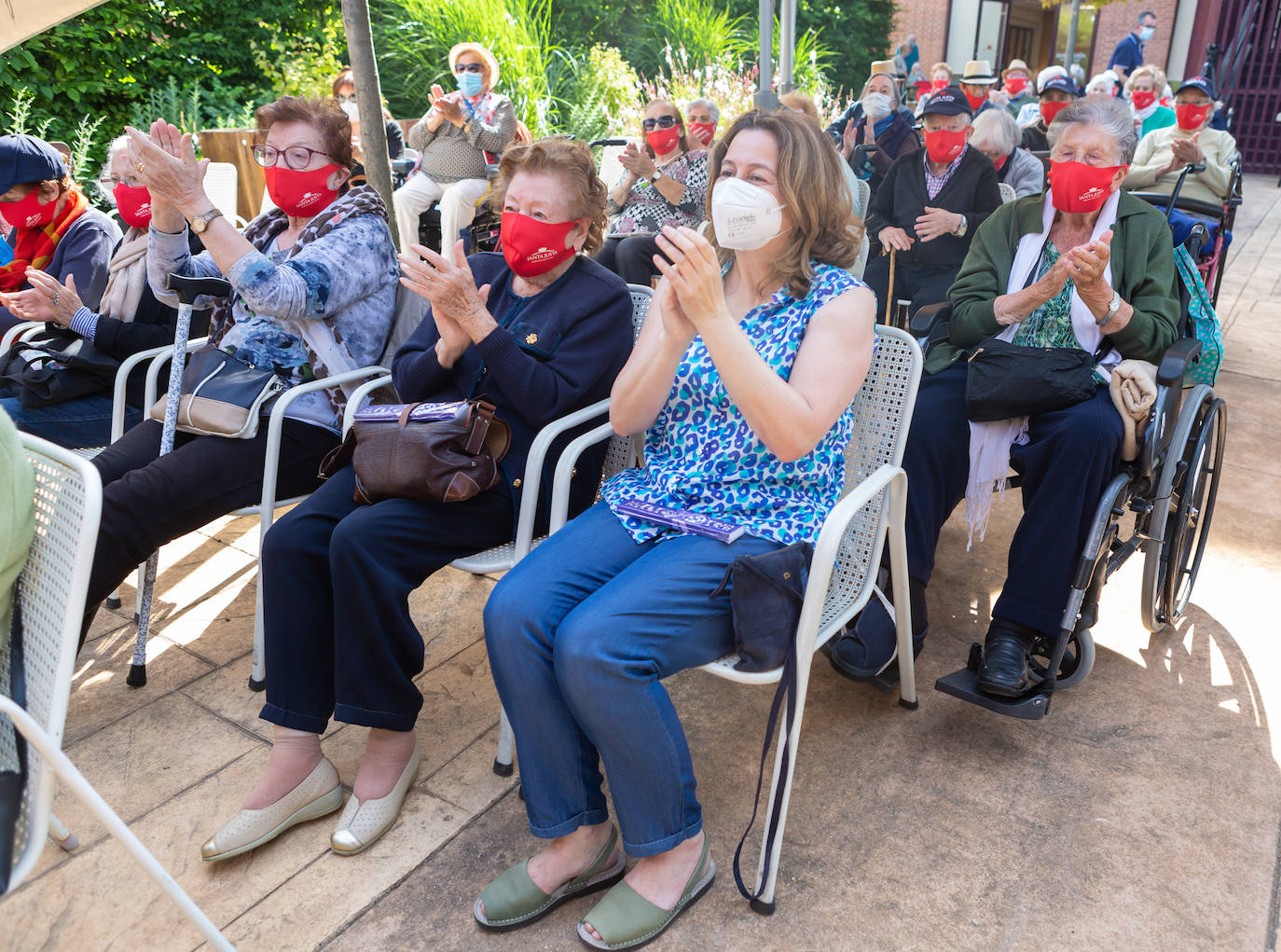 Fotos: Homenaje a los mayores del Rotary Club de Logroño en la Residencia Santa Justa