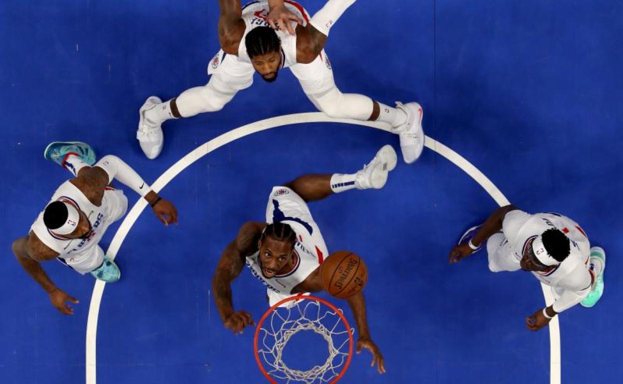 Kawhi Leonard, en el centro, durante el partido. 