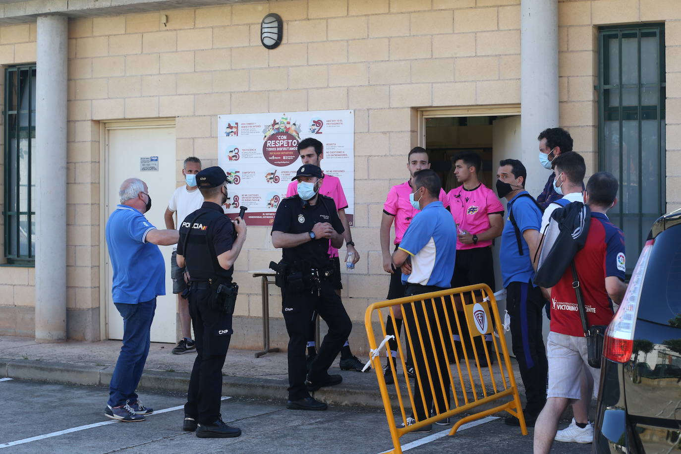 Fotos: Salida del árbitro con protección policial en el descenso del Agoncillo