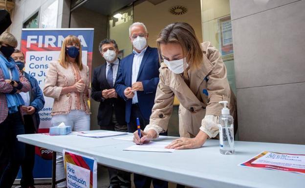 La portavoz parlamentaria del PP, Cuca Gamarra, firma contra los indultos a los preso del 'procés'.