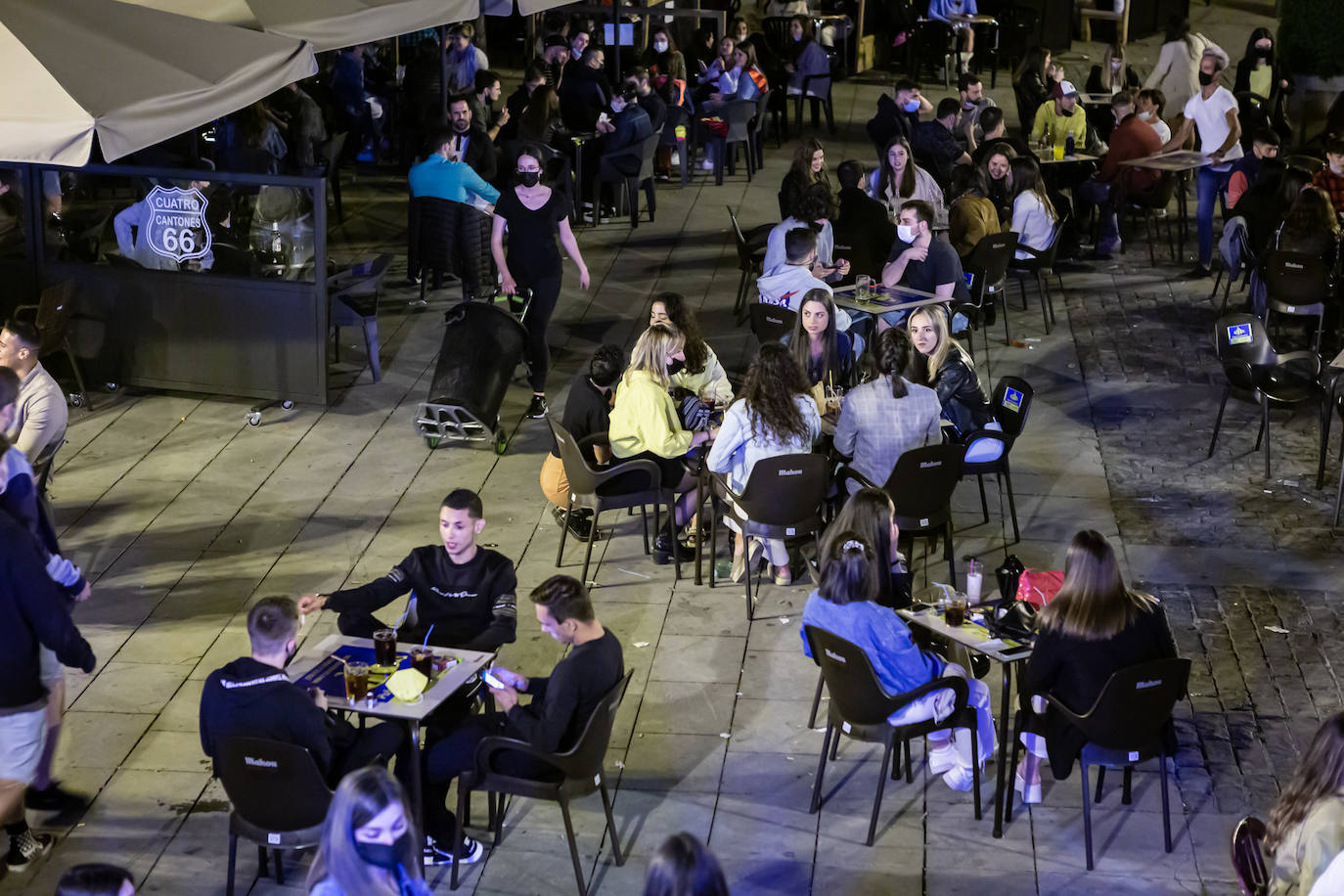 Centenares de personas disfrutan del ocio nocturno en la capital riojana.