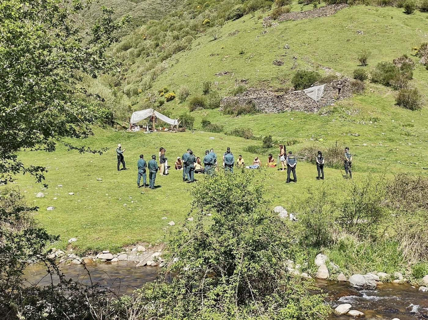 La Guardia Civil en una de sus visitas al valle del Portilla junto a una decena de 'hippies'. 