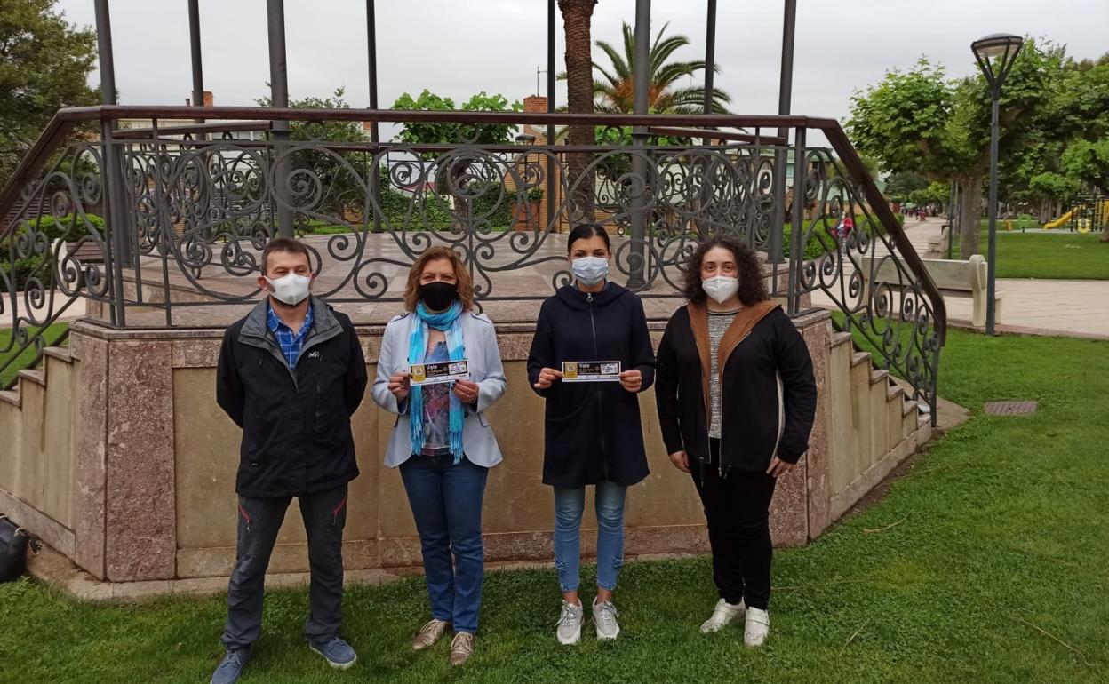 Representantes de Adeca flanquean a las ganadoras del premio. 