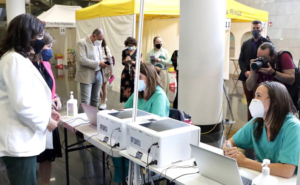 Concha Andreu y Sara Alba han visitado el centro de vacunación de Riojafórum.