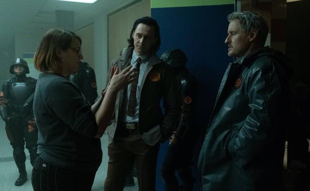 La directora Kate Herron, junto a Tom Hiddleston y Owen Wilson, en el set de rodaje.