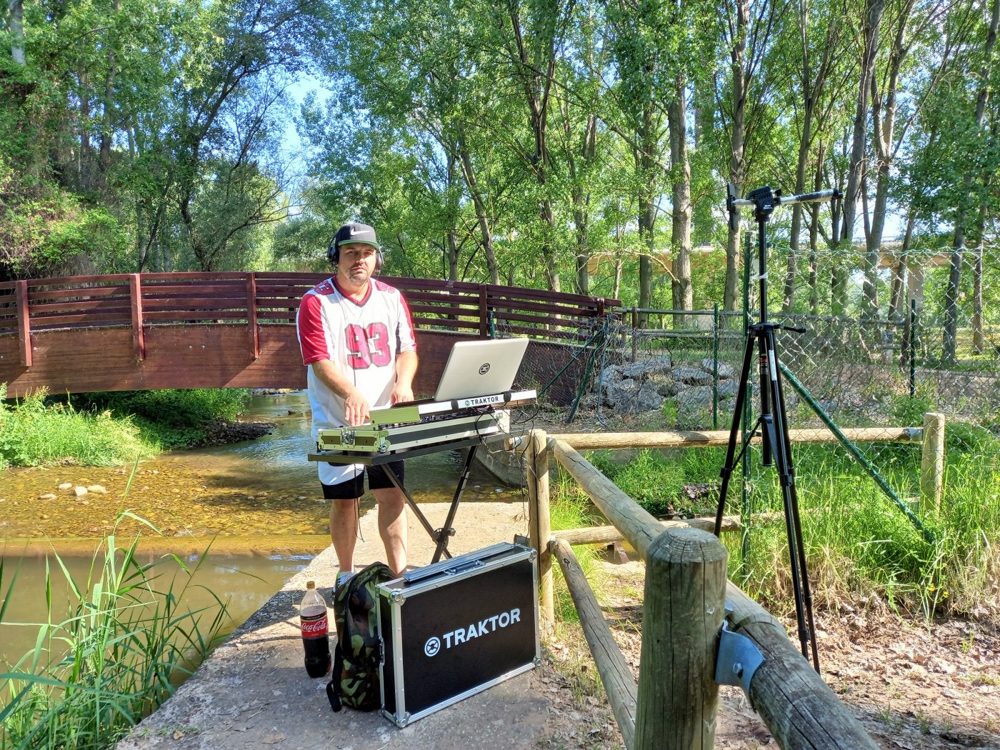 El DJ Nick Daniel, durante su sesión, ayer, en el parque del Iregua de Logroño. 
