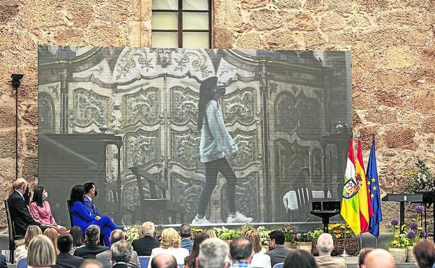 Durante el acto institucional se proyectó un vídeo sobre el pasado, presente y futuro de la región. 