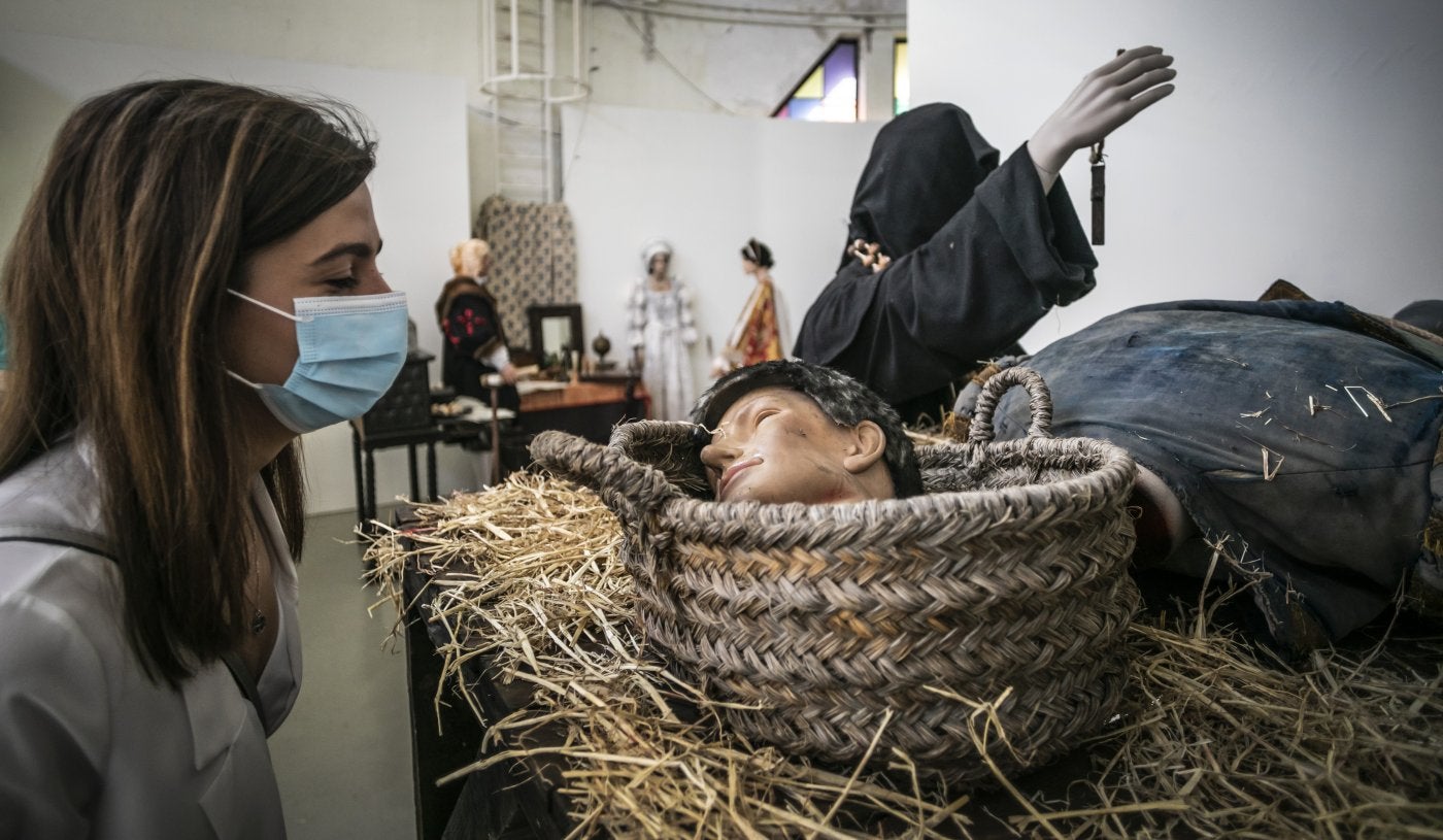 Representación de una ejecución, en primer plano y, al fondo, de una reunión de nobles. 