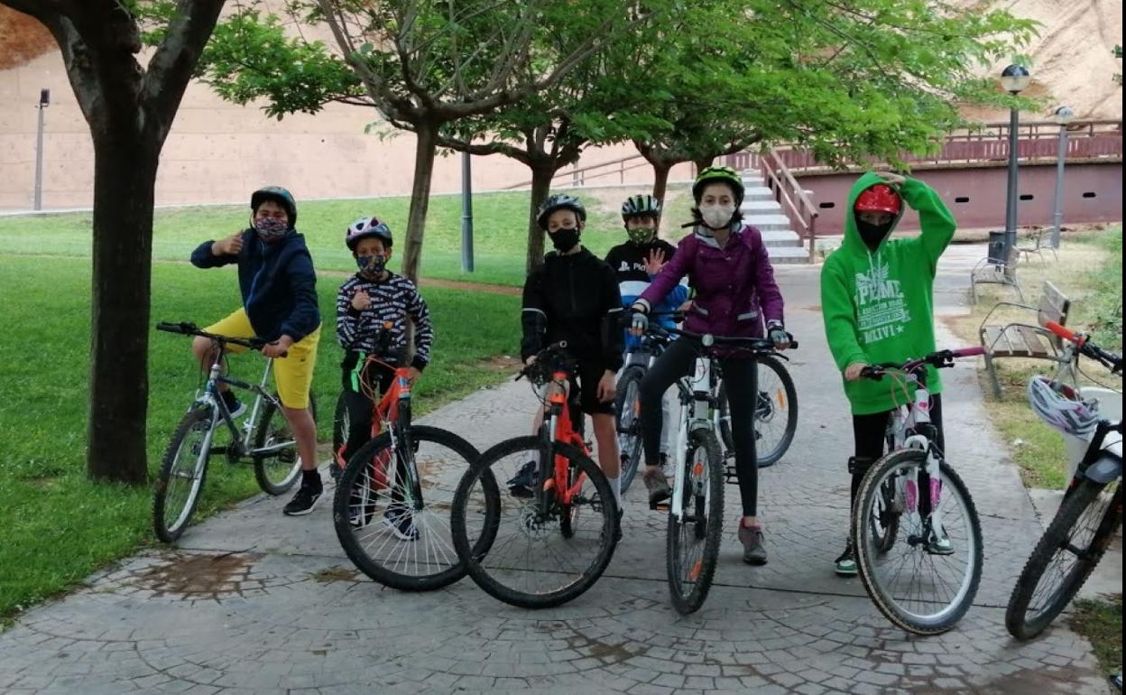 Alumnos, durante una de las salidas en bicicleta. 