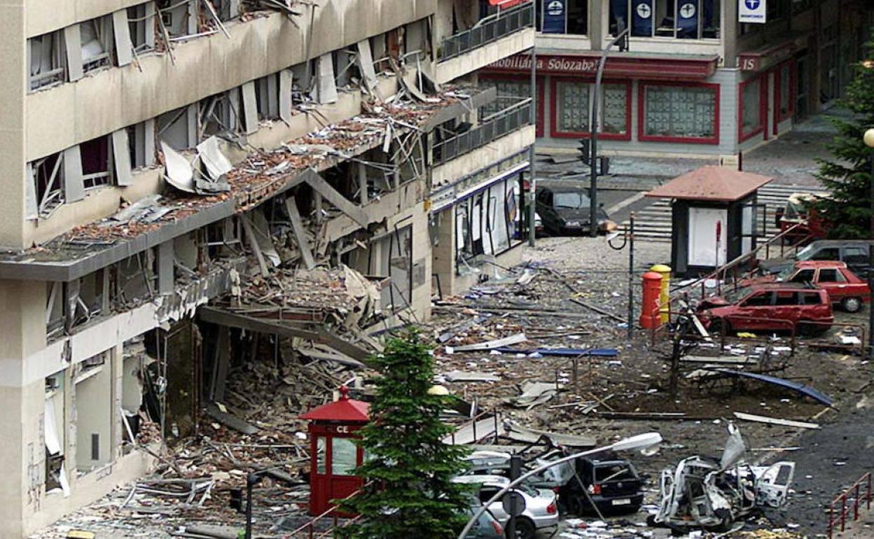 Imagen del edificio minutos después de producirse la tremenda explosión del coche bomba en el centro de la capital. 