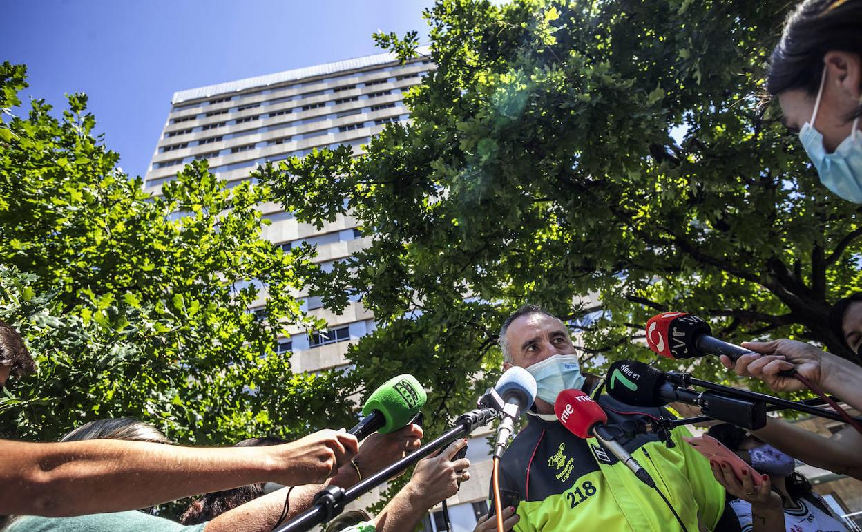 Pedro Rodríguez, este jueves, frente a la Torre de Logroño. 