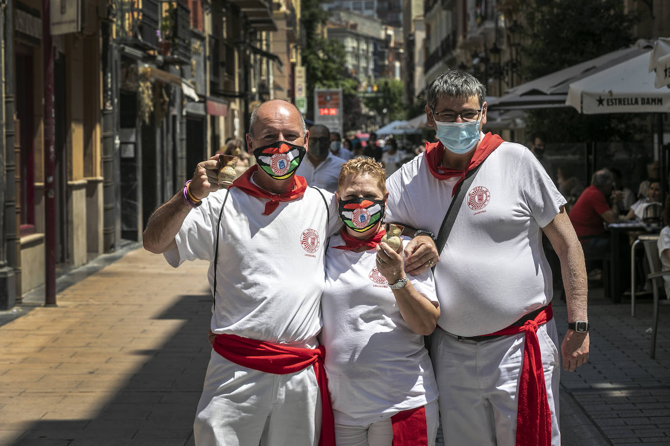 Peñistas, con el típico jarrito de San Bernabé, en la calle Portales. 