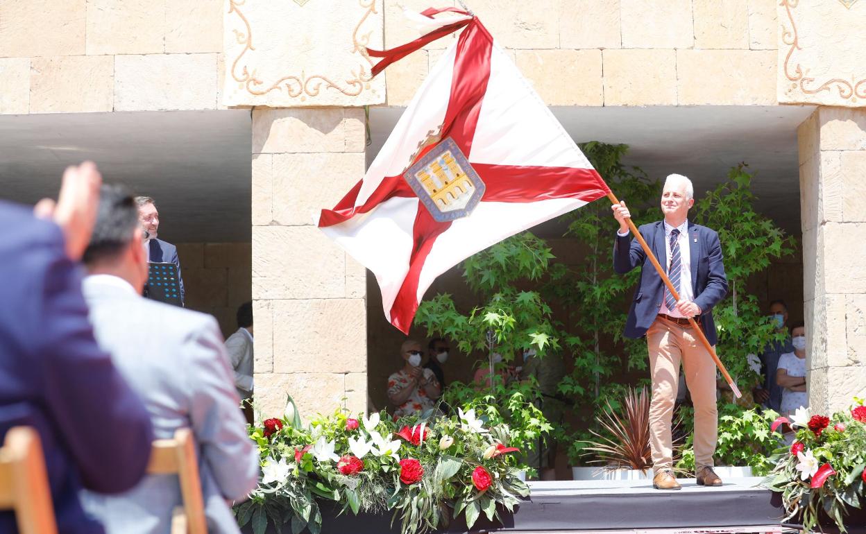 Hermoso de Mendoza da un banderazo en el Ayuntamiento. 