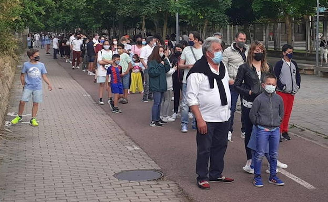 Filas en las barracas en Logroño, que suma dos casos. 