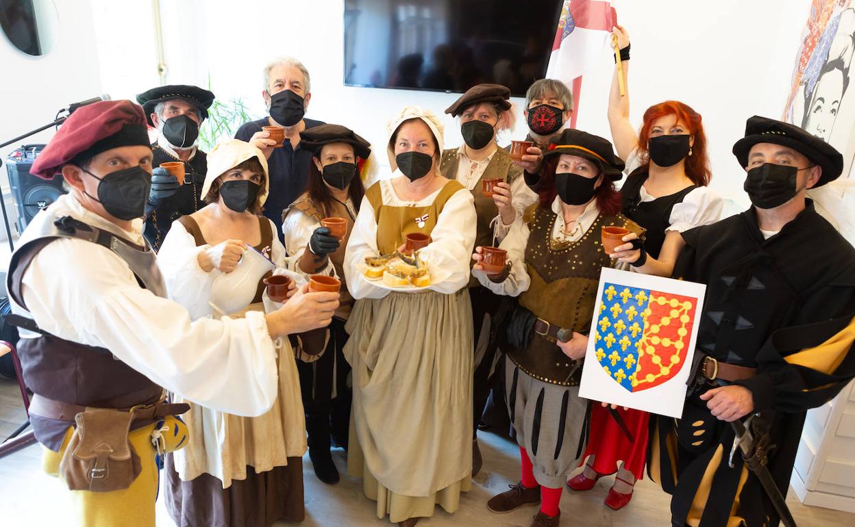 Despliegue de la 'Encomienda de Santiago Lucronium' y actuación de Michel García en el Serendipia.