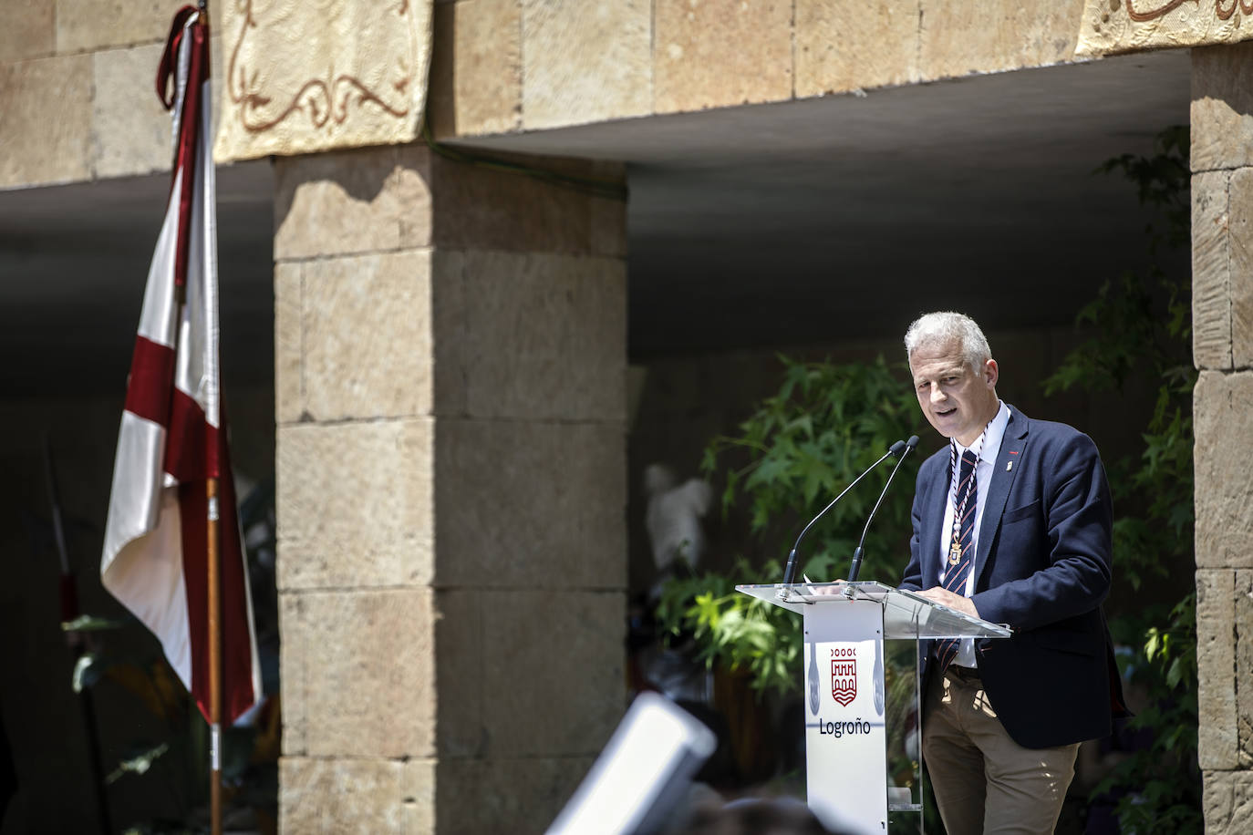 Fotos: Entrega de las insignias de San Bernabé