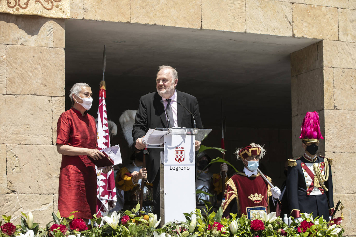 Fotos: Entrega de las insignias de San Bernabé