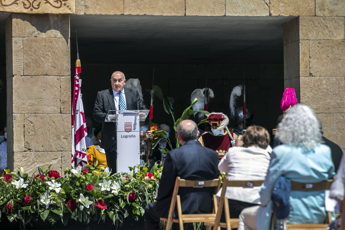 Fotos: Entrega de las insignias de San Bernabé