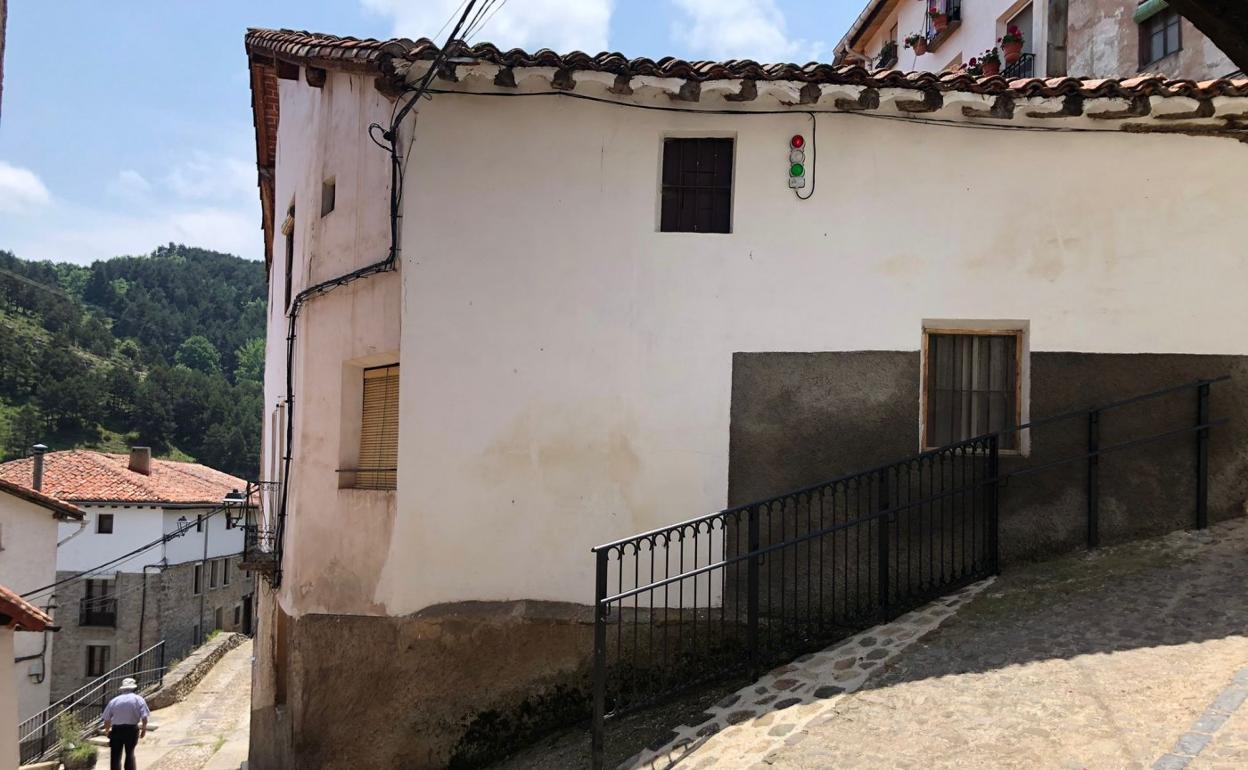 El Camino Grande de Ortigosa, con el semáforo organizando el tráfico en el cruce con la calle del Poyo. 