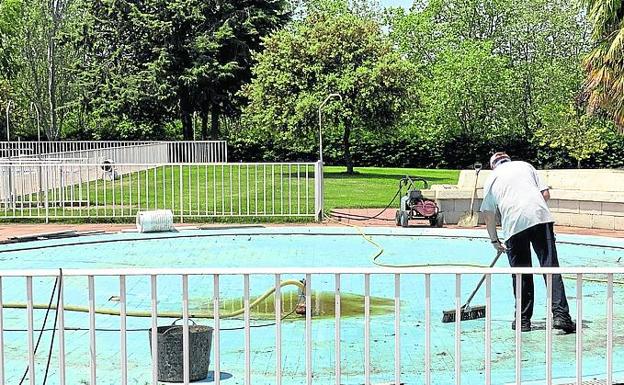 Tareas de limpieza de vaso de la piscina calceatense. 