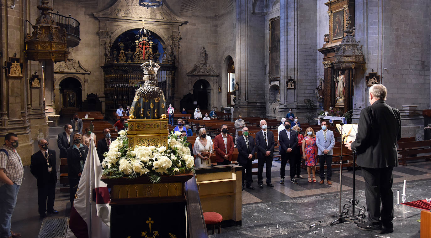 Hoy se ha podido seguir disfrutando del Mercado de Viandas en la Glorieta. El alcalde ha acudido a la Misa de Réquiem con motivo de San Bernabé en La Redonda, ha visitado a la Virgen de La Esperanza en Santiago y la Federación de Peñas ha entregado 400 raciones de toro guisado a la Cocina Económica