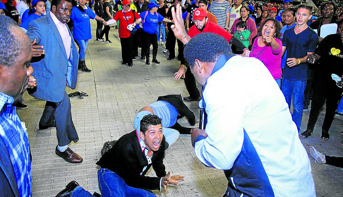 T. B Joshua, fundador de una iglesia con más de 50.000 fieles, en plena ceremonia. 