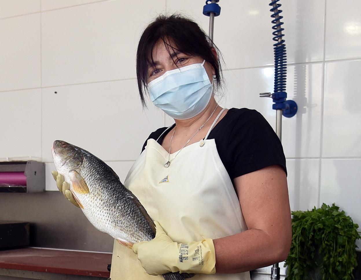 Charo, en su puesto en una pescadería de Gourmet del Mar. 