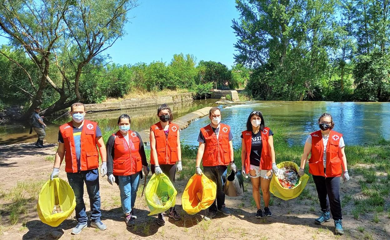 Los voluntarios de Cruz Roja en la mañana de ayer en Alberite. 