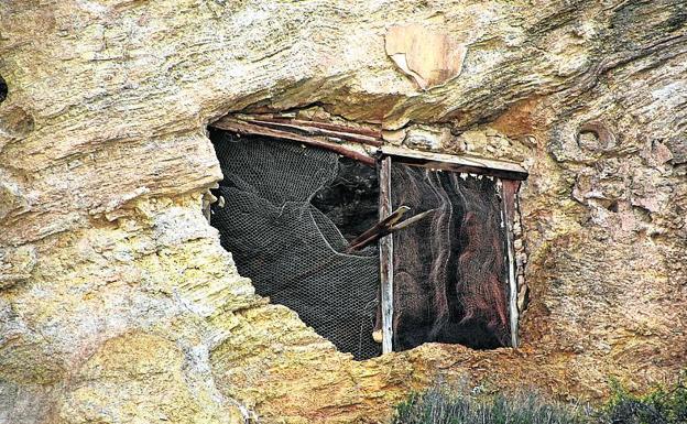 Imagen principal - Arriba, habitáculo que todavía se mantiene. Abajo, restos de palacio que cayeron al vacío y escombros junto a la pared rocosa. 