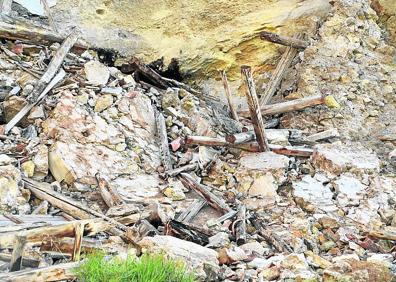 Imagen secundaria 1 - Arriba, habitáculo que todavía se mantiene. Abajo, restos de palacio que cayeron al vacío y escombros junto a la pared rocosa. 