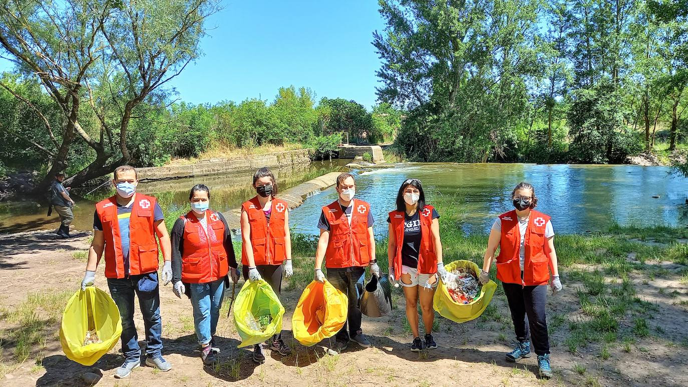 Fotos: A por la &#039;basuraleza&#039;: voluntarios de Cruz Roja recogen en la orilla del río Iregua más de 1.200 pequeños residuos en Alberite