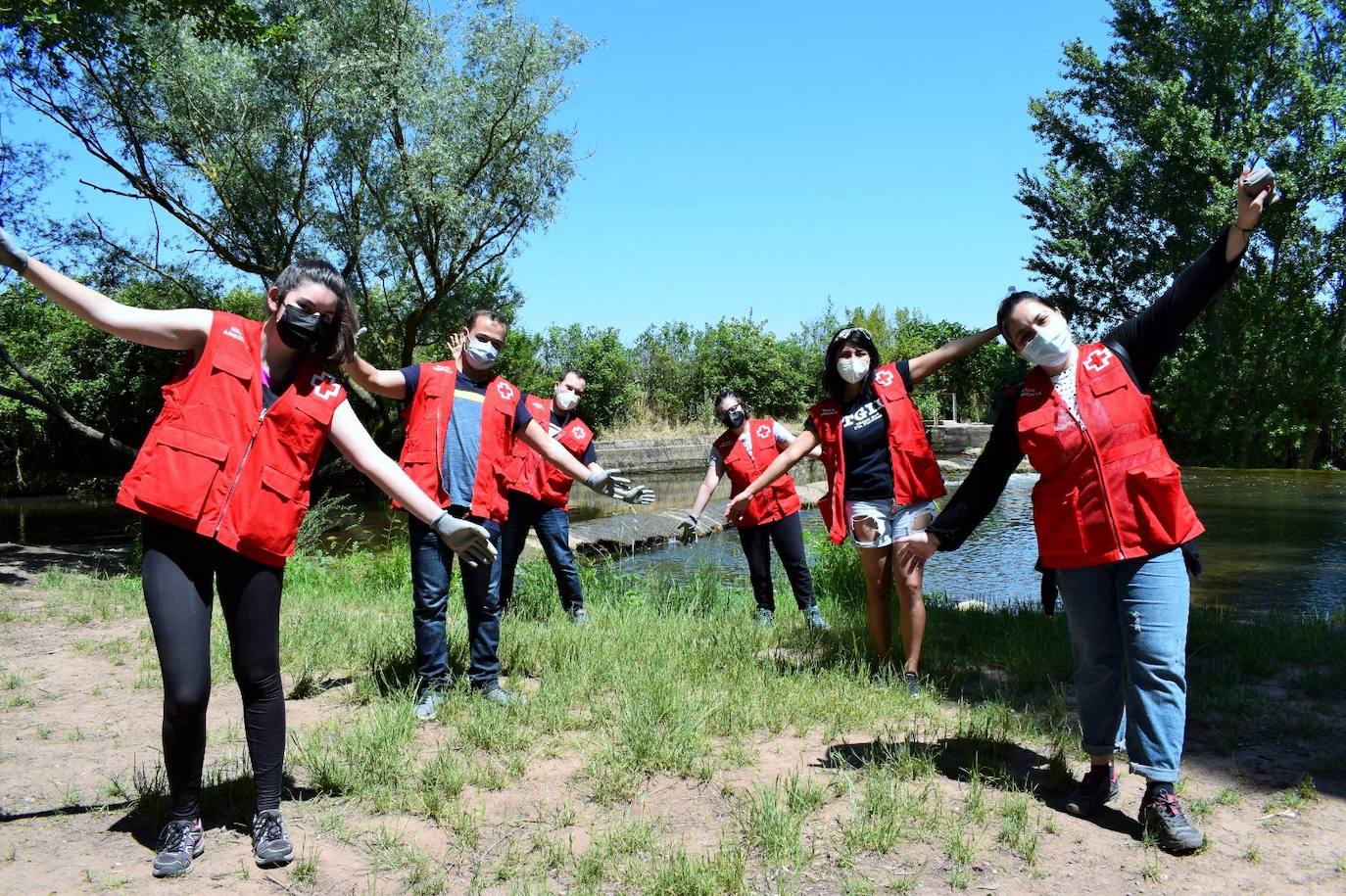 Fotos: A por la &#039;basuraleza&#039;: voluntarios de Cruz Roja recogen en la orilla del río Iregua más de 1.200 pequeños residuos en Alberite