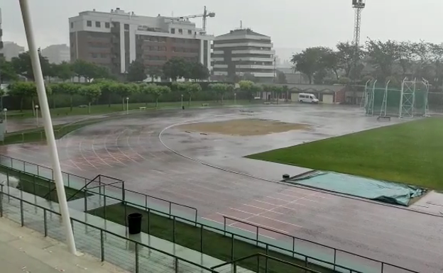 VÍDEO | ¿Atletismo o natación? Las pistas del Adarraga, llenas de agua