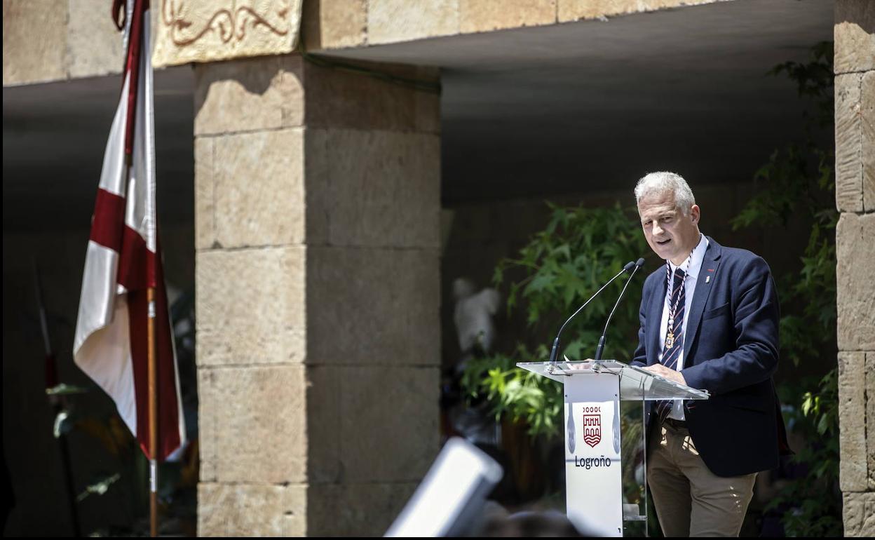 Hermoso de Mendoza, durante el acto de entrega de las insignias de San Bernabé. 