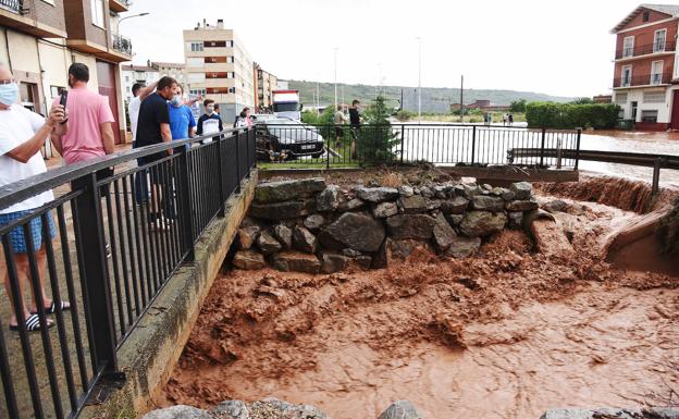 Imagen principal - La tormenta maltrata Fuenmayor y deja calles, carreteras y viñedos inundados