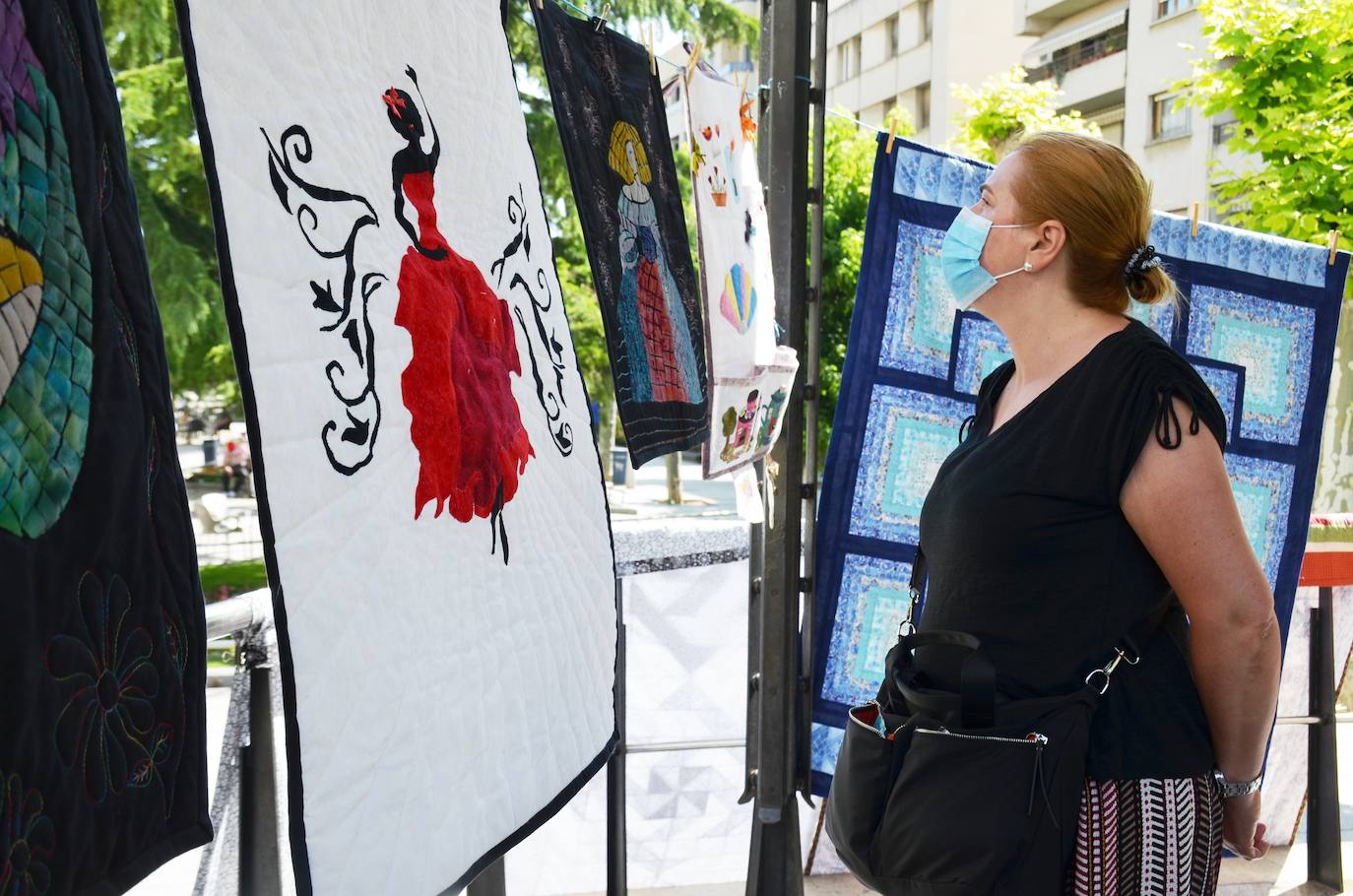 La asociación calagurritana Tiene Tela celebró durante la mañana del domingo el día internacional del 'patchwork' en la calle.