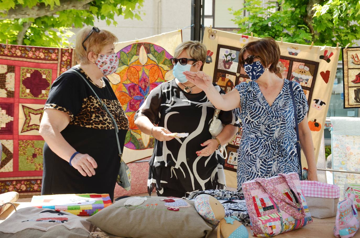 La asociación calagurritana Tiene Tela celebró durante la mañana del domingo el día internacional del 'patchwork' en la calle.