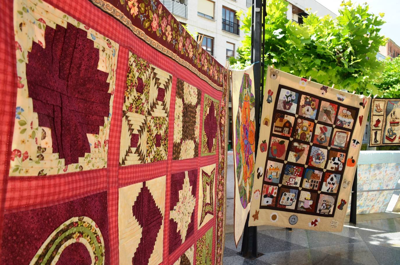 La asociación calagurritana Tiene Tela celebró durante la mañana del domingo el día internacional del 'patchwork' en la calle.