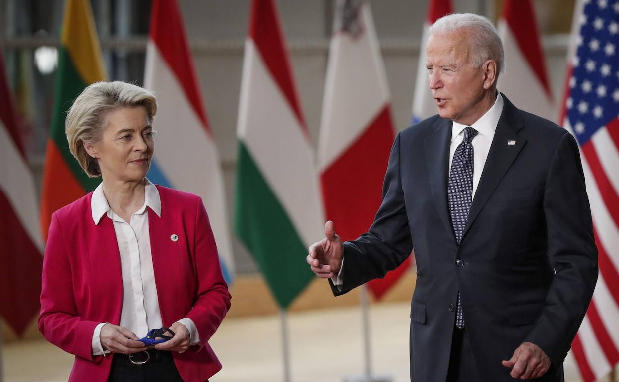 La presidenta de la Comisión Europea, Ursula von der Leyen, y el presidente de EEUU, Joe Biden, en Bruselas. 