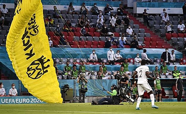 Paracaidista en el Francia- Alemania. 