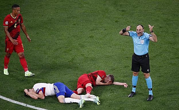 Mateu Lahoz pide las asistencias tras el choque entre Castagne y Kuzyaev. 