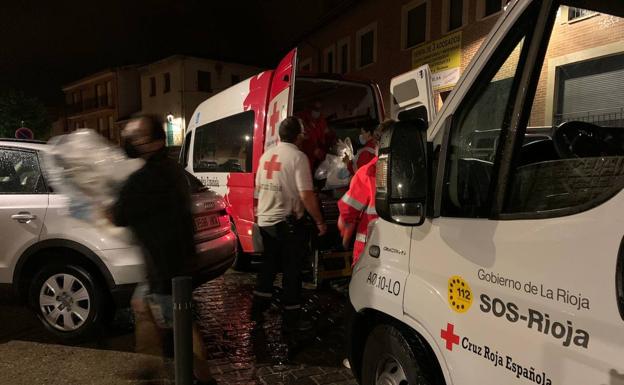 Imagen principal - La Cruz Roja ha ayudado en la evacuación y alojamiento en el albergue de las personas que estaban en el camping de Navarrete.